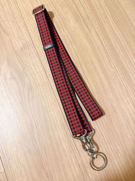【美品】ファミリア familiar スマホショルダー 赤チェック ネックストラップ 落下防止