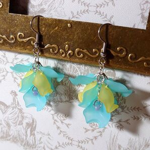 ハンドメイド●花びらのピアス 水色 黄色 花 フラワー●イヤリングやチャームにもできます●かわいいオマケ付き #6010