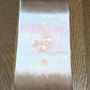 ピンクの刺繍入り半襟