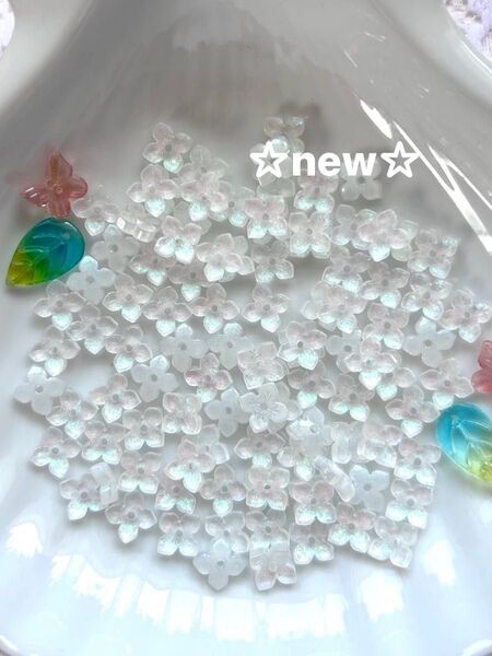 【100個】紫陽花 ガラスビーズ ホワイト オーロラらめパウダー
