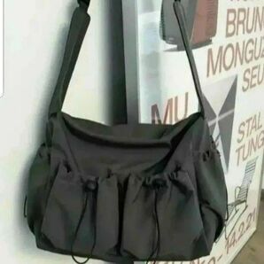 大容量レディースショルダーバッグブラック 多機能ショルダー マザーズバッグ ボディクロスバッグ無地 便利 可愛い 軽量 撥水加工