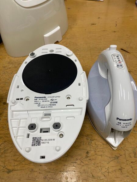 Panasonic コードレス スチームアイロン NI-WL504 ダメージあり
