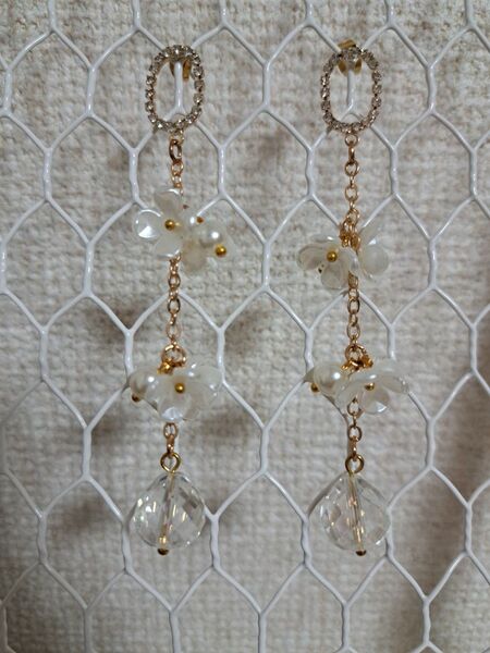 お花とパール、ラインストーンのロングピアス ゴールド ゆらゆらお花 フラワーパール フラワー パーティー
