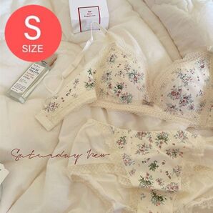 【商品番号60】 パット内蔵 楽ブラ 花柄ホワイトS ノンワイヤー ブラジャーショーツセット 下着 ナイトブラ 脇高 補正