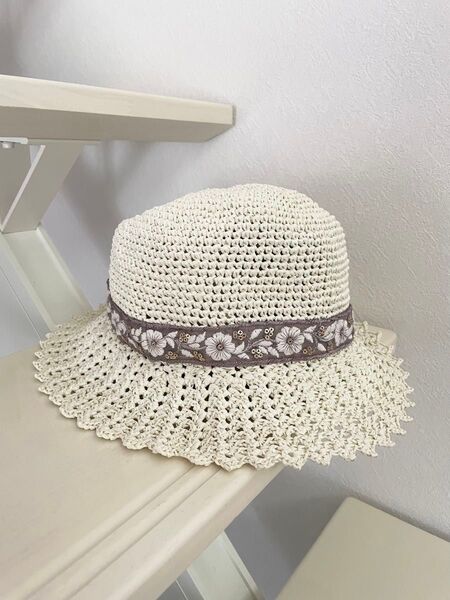 【ハンドメイド】エコアンダリア帽子 花柄リボン ナチュラル 麦わら風 夏ハット 編み込み 麦わら帽子 シンプル ハット
