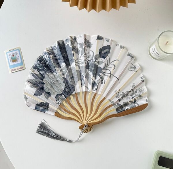 226 和風 花柄 貝型扇子 シルバー×ブルー 収納袋付き 携帯便利 ギフト 上品 高みえ 夏 和装小物
