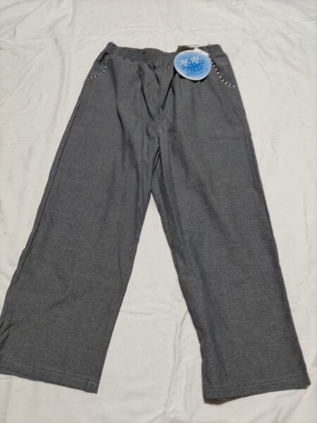 グレーの ストレートパンツ【新品】