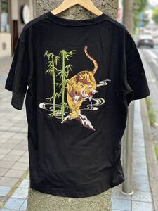 SALE価格 【M】 横須賀名物 スカジャン Ｔシャツ 刺しゅう スカT 虎 トラ TIGER 黒 ブラック 和柄 ジャパン 胸ポケット付き 正規品 SUKAT