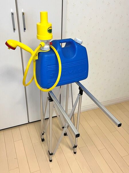手動ポンプ付非常用給水タンクタカギ アウトドアポンプ ポータブルシャワー20L 折りたたみスタンド付