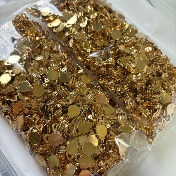 【未検品 蝶バネ式イヤリング金具 平皿 ゴールド 690g 約1100個 】かんつき かん無 混在 アクセサリーパーツ まとめ売り