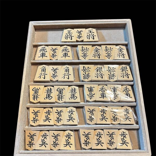 将棋駒 本黄楊 越山作 特上彫 菱湖 最高級 彫駒 前川榧碁盤店