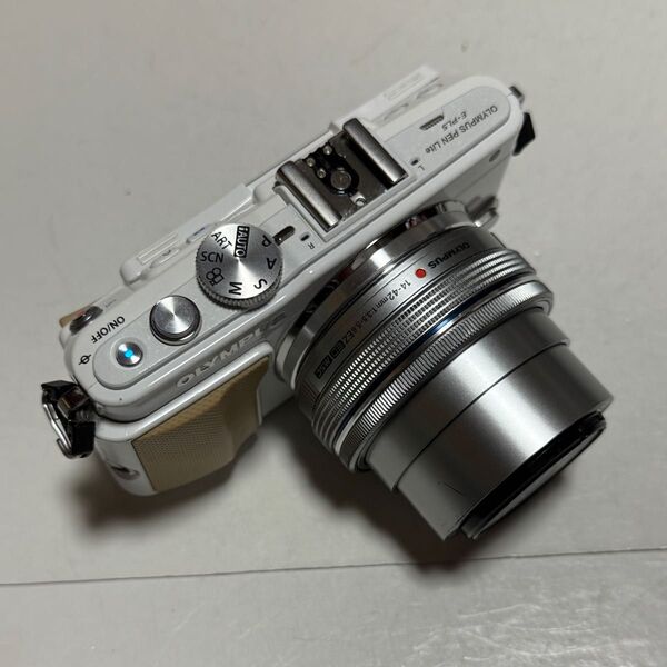 オリンパス OLYMPUS PEN Lite E-PL5ホワイトと14-42EZ シルバー セット