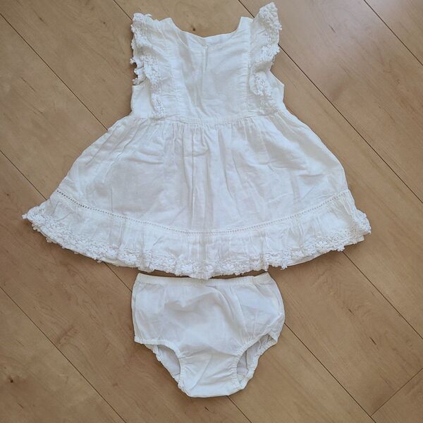 ほほほ、ホワイトフリルがうちゅくしい!サイズ90babyGAPドレスとパンツセットベビー服 女の子 ワンピースとブルマのセット