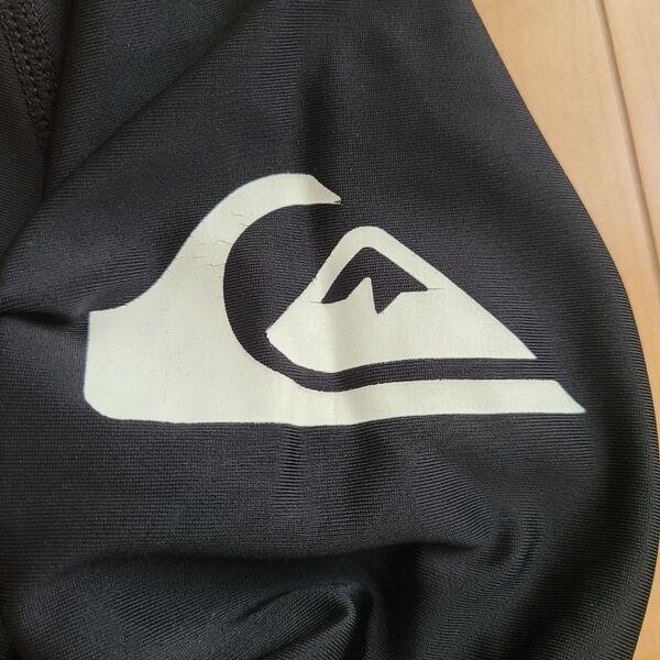 くくく、クイックシルバーがシブちぃ!サイズ110 ラッシュガードブラック 長袖QUIKSILVER ラッシュガード メンズ 黒