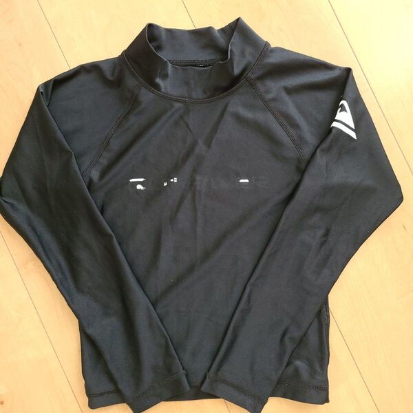 くくく、クイックシルバーがシブちぃ!サイズ110 ラッシュガードブラック 長袖QUIKSILVER ラッシュガード メンズ 黒