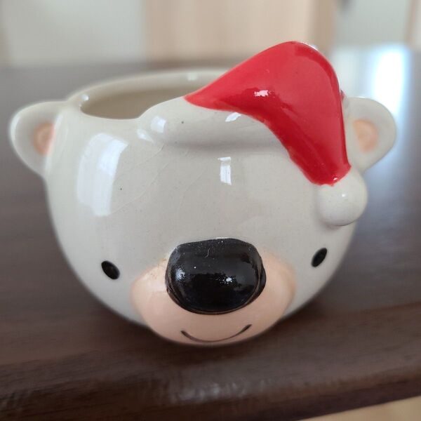 くくく、クマさんのデザインがカワちぃ!約8x6cm クマ顔のサンタ帽子付きカップ クリスマス クマの置物 サンタ帽子