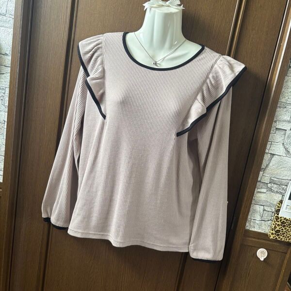 美品【3L】ベージュ肩フリルデザイン長袖カットソー