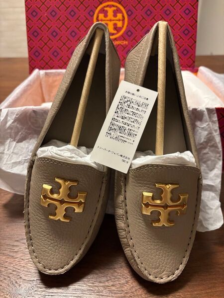 【新品】直営店購入 トリーバーチ ドライビングシューズ グレージュ 6.5/23cm スリッポン モカシン フラットシューズ