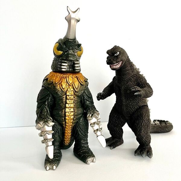 バンダイ 2007年製 ゴジラ と メガロ(年式不明) 東宝怪獣 ソフビ