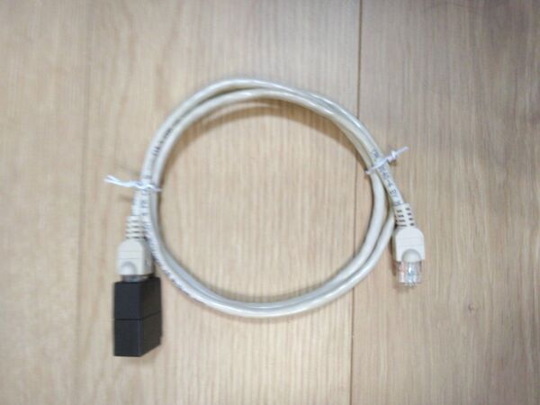 LANケーブル(CAT-5)と 中継コネクタ