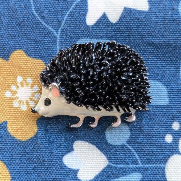 ハリネズミ ブローチ かわいい 動物 アクセサリー ピンバッジ