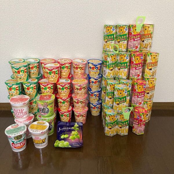 お菓子 食品 まとめ売り セット 詰め合わせ じゃがりこ コアラのマーチ チョコ カップラーメン 素 鰹節 鍋キューブ