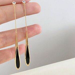 ロングピアス ゴールド 大人気 シルバー 再入荷 黒 ピアス 韓国 ロング 金 両耳用 イエローゴールド 涙型 美しい 揺れる