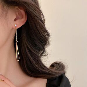ロングピアス ゴールド 大人気 シルバー 再入荷 黒 ピアス 韓国 ロング 金 両耳用 イエローゴールド 涙型 美しい 揺れる