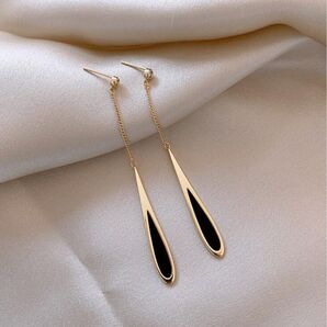 ロングピアス ゴールド 大人気 シルバー 再入荷 黒 ピアス 韓国 ロング 金 両耳用 イエローゴールド 涙型 美しい 揺れる