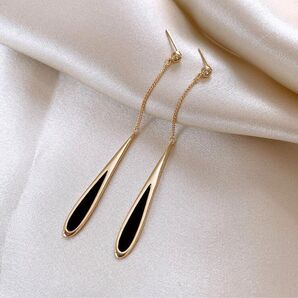 ロングピアス ゴールド 大人気 シルバー 再入荷 黒 ピアス 韓国 ロング 金 両耳用 イエローゴールド 涙型 美しい 揺れる