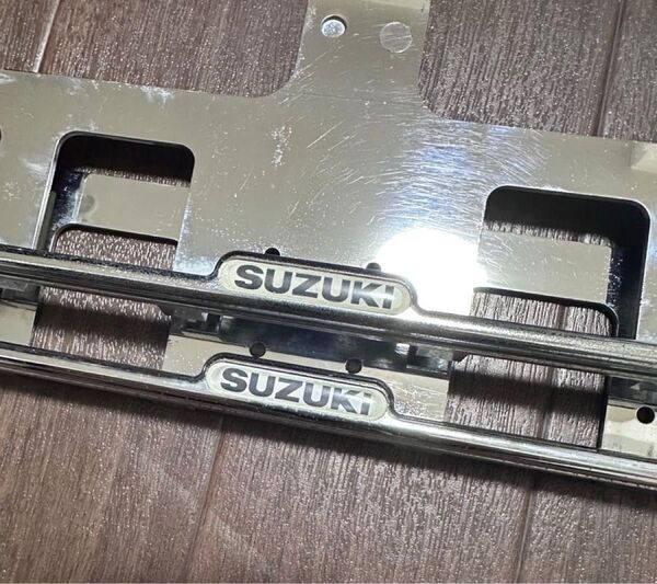 【美品】SUZUKI スズキ 純正 メッキ ナンバーフレーム 2枚セット