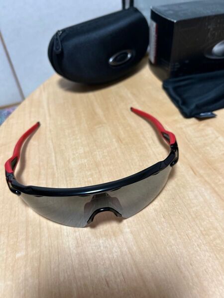 未使用 OAKLEY オークリー スポーツサングラス レーシングジャケット レッド ブラック偏光レンズ