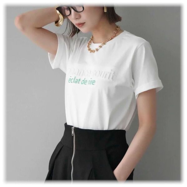 ★新品 エンボスロゴTシャツ/オフ lumier