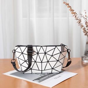 自宅保存品 ショルダーバッグ 几何 ツヤ感 白