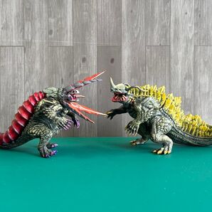 海洋堂 ・ シンウルトラマン ( ガボラ( 開 ) & ネロンガ ) 2体セット ・ミニブック付き・バラ売り不可。