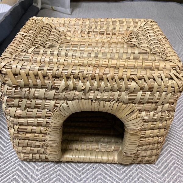 ペットハウス わら 藁で編まれたペットハウス