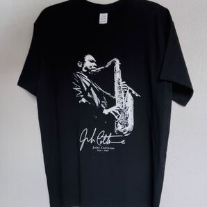 【CBM17】新品 Mサイズ ジョン・コルトレーン Tシャツ ブラック サイン風プリント ジャズ テナーサックス ファン必見!