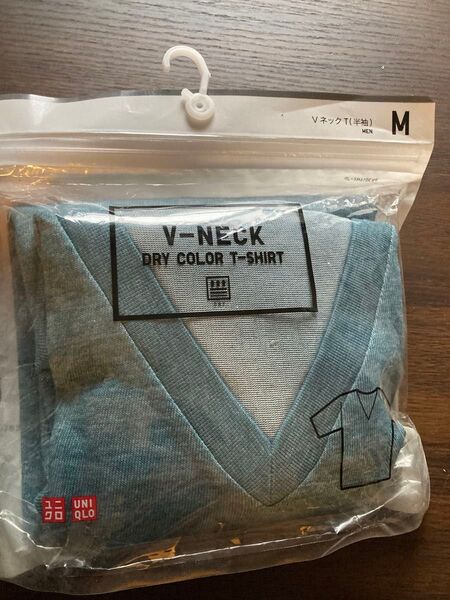 ★廃盤 新品未開封 ★ サイズM ★ ユニクロ Vネックシャツ VネックTシャツ