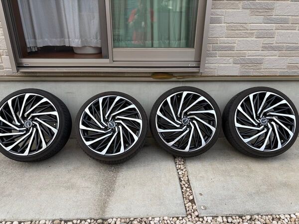 ロクサーニテンペストタービンVXタイヤホイールセットになります。
