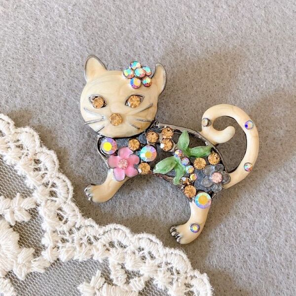 ブローチ 猫 バッチ アンティーク 卒業 入学 レディース 花 フラワー アクセサリー スカーフ留め ラインストーン ベージュ