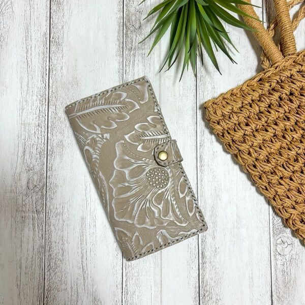 新作♪ グレージュ ホワイト 花柄 型押し 手帳型 iPhoneケース スマホケース レザークラフト 本革
