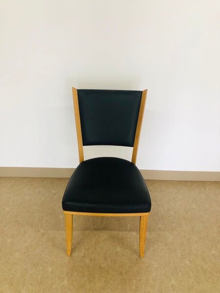 カリモク家具 モダンな黒いダイニングチェア ②
