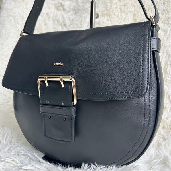 極美品 FURLA フルラ ショルダーバッグ 肩掛け 斜め掛け ベルト ゴールド金具 ロゴ金具 斜め掛け レザー ブラック 黒