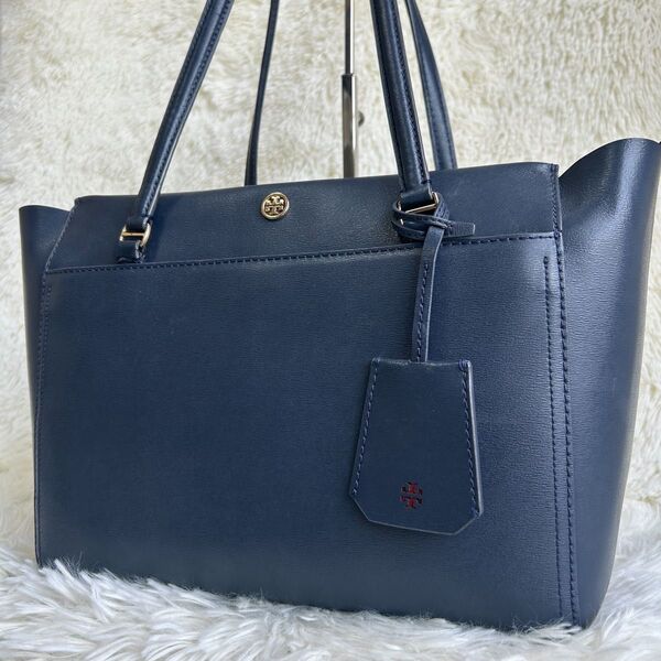 美品 TORY BURCH トリーバーチ トートバッグ 肩掛け パーカー ロビンソン ロゴ金具 型押し レザー A4可 ネイビー