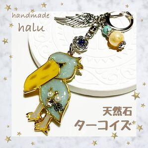 ハンドメイド レジン ふてくされ顔が可愛いハシビロコウのお守り偏光色キーホルダー 羽根チャーム パワーストーン付き No.143