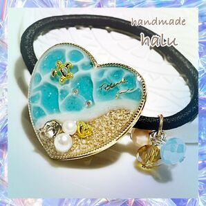 ハンドメイド レジン ホヌが泳ぐアクアブルーの海のヘアゴム キラキラガラスビーズ付 No.919