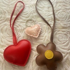 赤のハートと茶色のお花のストラップ キーホルダーおまけに小さいピンクのハートチャームつけてます!