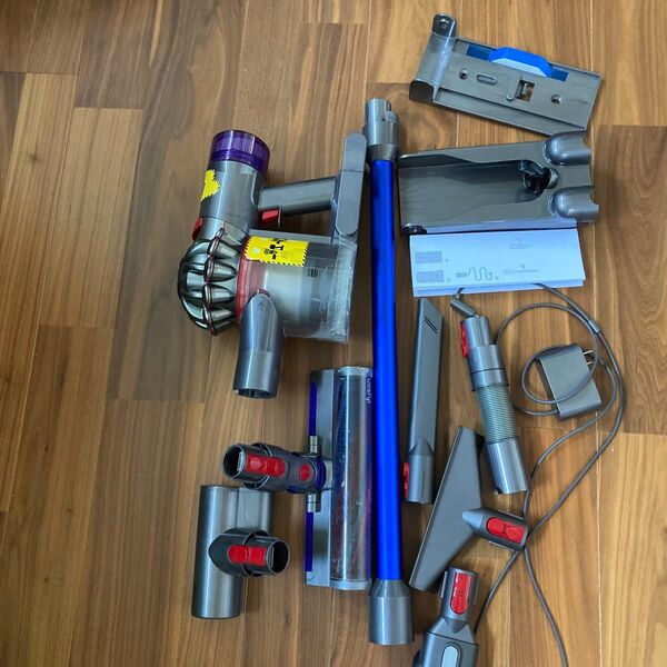 ジャンク品!Dyson スティッククリーナー本体とアタッチメント Dyson v8slimFluffy コードレスクリーナー