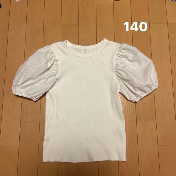 白の半袖トップス パフスリーブ 140 gu 美品