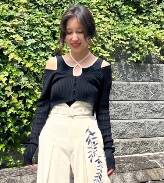 宮脇咲良着用 リリーブラウン変形タンクニットカーディガンセット黒 ブラック フリーサイズ バイカラー クロスネック